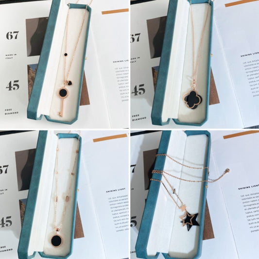 Collana con Ciondolo a Lettera Romana Minimalista in Acciaio al Titanio Placcato Oro Rosa con Design a Conchiglia Circolare e Finitura Bifacciale Nera e Bianca