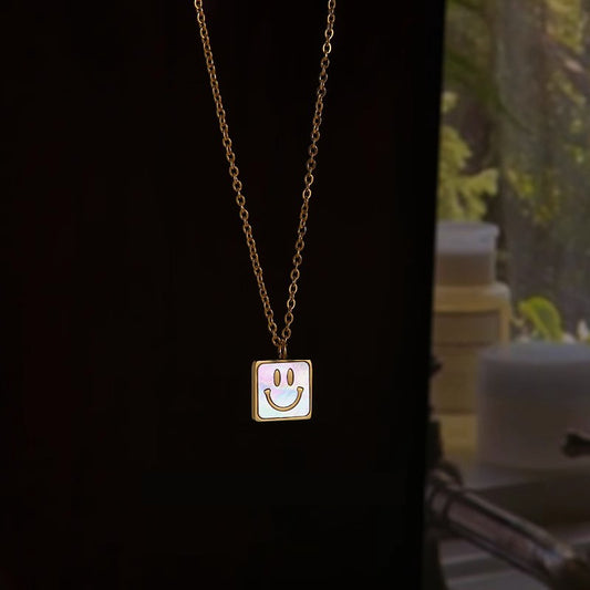 Collar con Colgante Minimalista Cuadrado con Concha Sonriente para Mujer, de Acero de Titanio con Chapado en Oro, Cadena tipo Locket