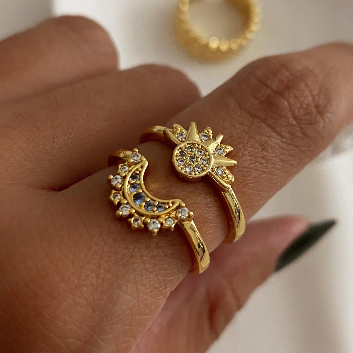 Anello Minimalista Geometrico a Forma di Luna in Acciaio Inossidabile con Finitura Galvanizzata per Donna