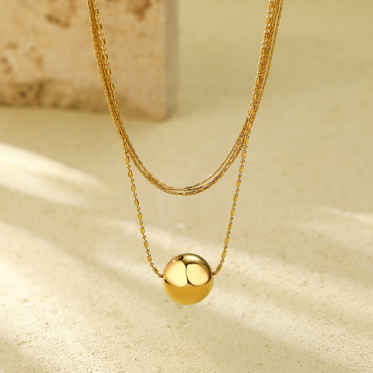 Collana con ciondolo geometrico minimalista in acciaio inossidabile con finitura placcata da donna