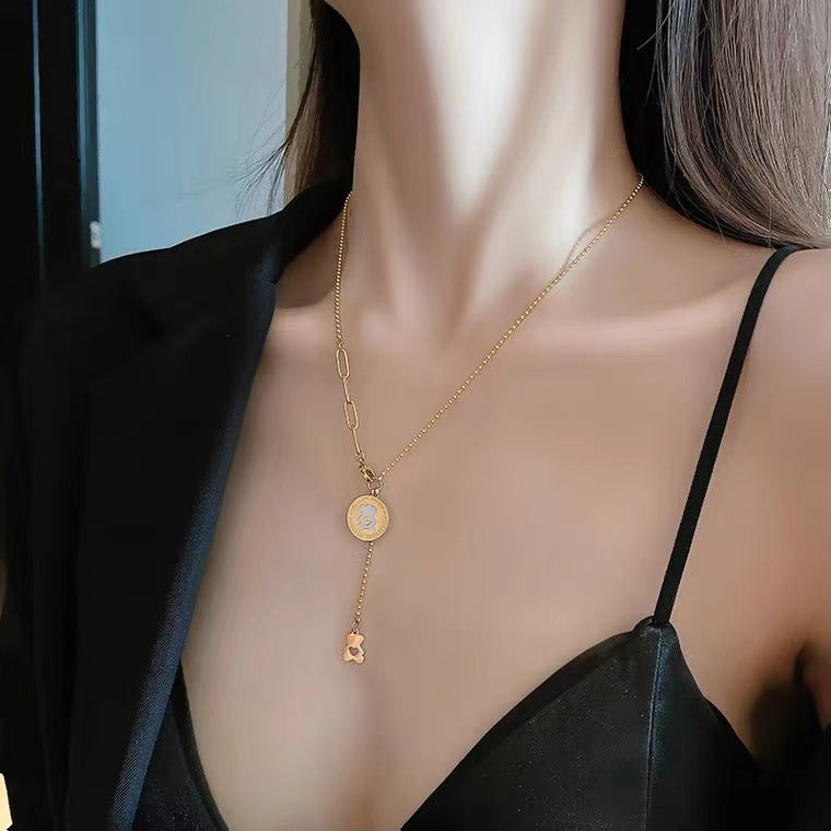 Collar de cadena con colgante de oso de dibujos animados para mujer en acero titanio con acabado chapado, cadena de clavícula minimalista con forma de animal