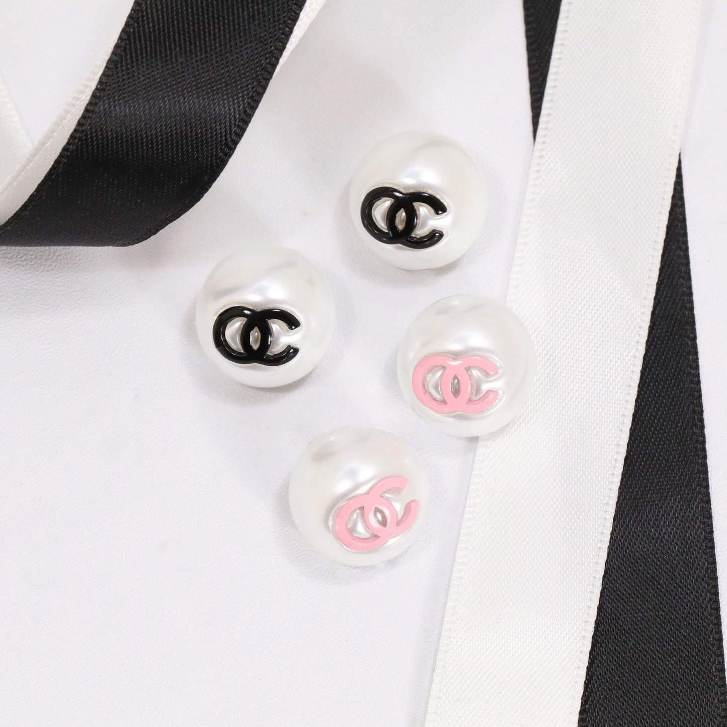 Orecchini a perno con perle nere e rosa, eleganti, di lusso, a doppia C, in argento sterling 925 placcato