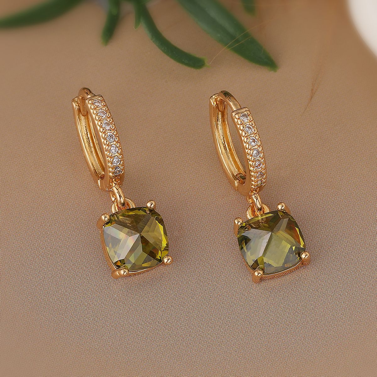 Orecchini geometrici minimalisti in rame con placcatura in oro vero e accenti in zirconia per donna