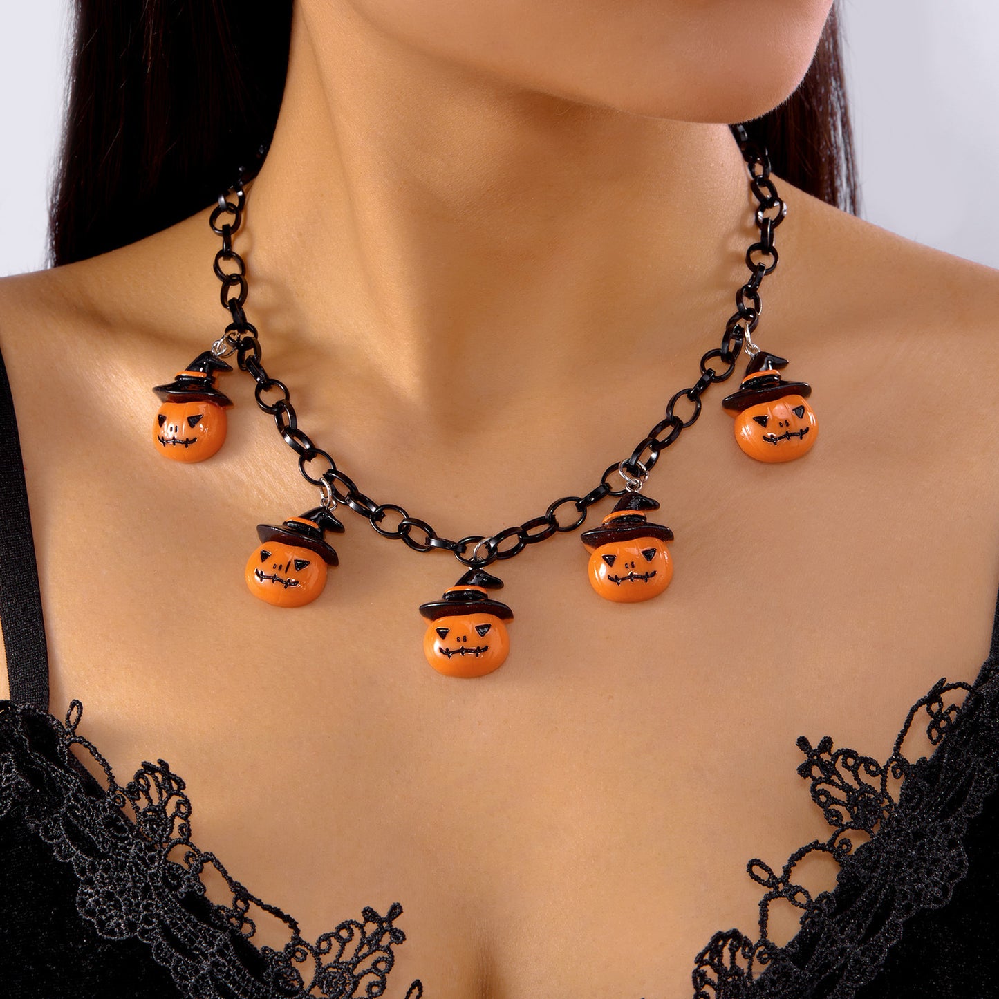 Collana da donna con ciondolo a forma di fantasma di zucca di Halloween vintage in resina con forma geometrica e accenti rotondi