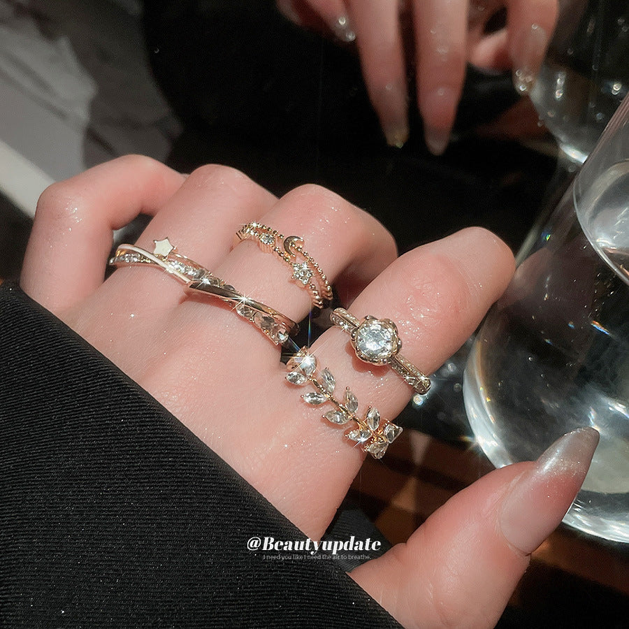 Elegante Anello a Fiore in Zirconia Francese con Accenti di Perle da Donna — Anelli Minimalisti a Misura Aperta per Dito Indice con Estetica di Lusso