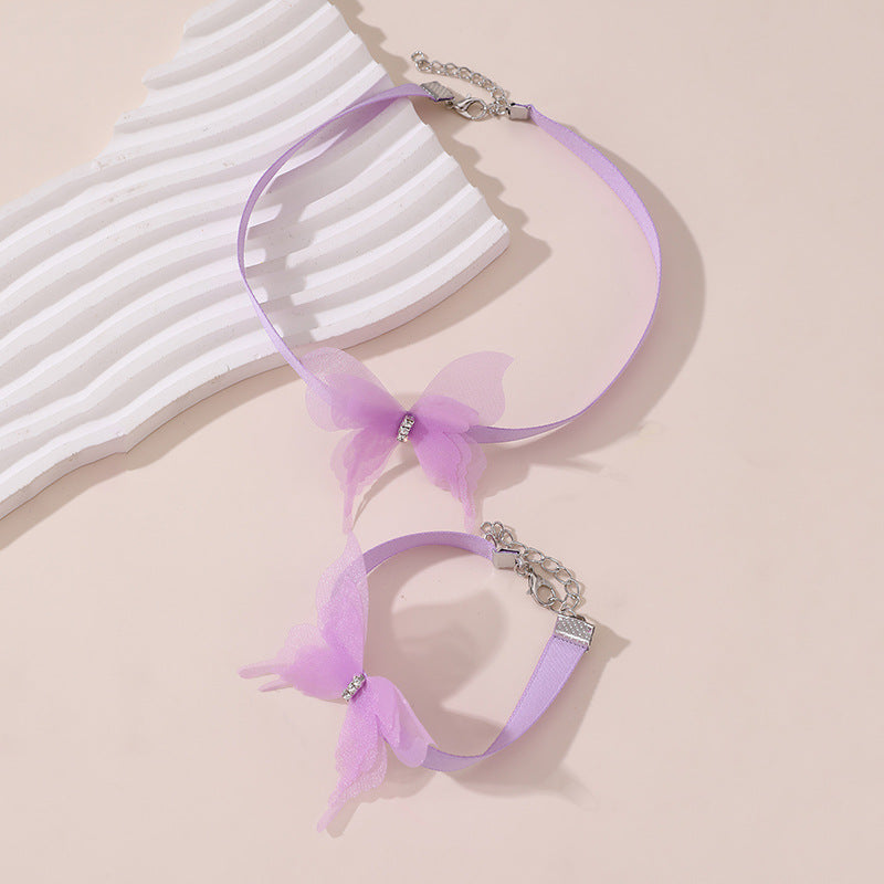 Collana Minimalista con Ciondolo a Farfalla per Bambine, Fascino a Farfalla e Fiocco in Resina su Catena di Perline con Finitura Smaltata, Lunghezza Regolabile