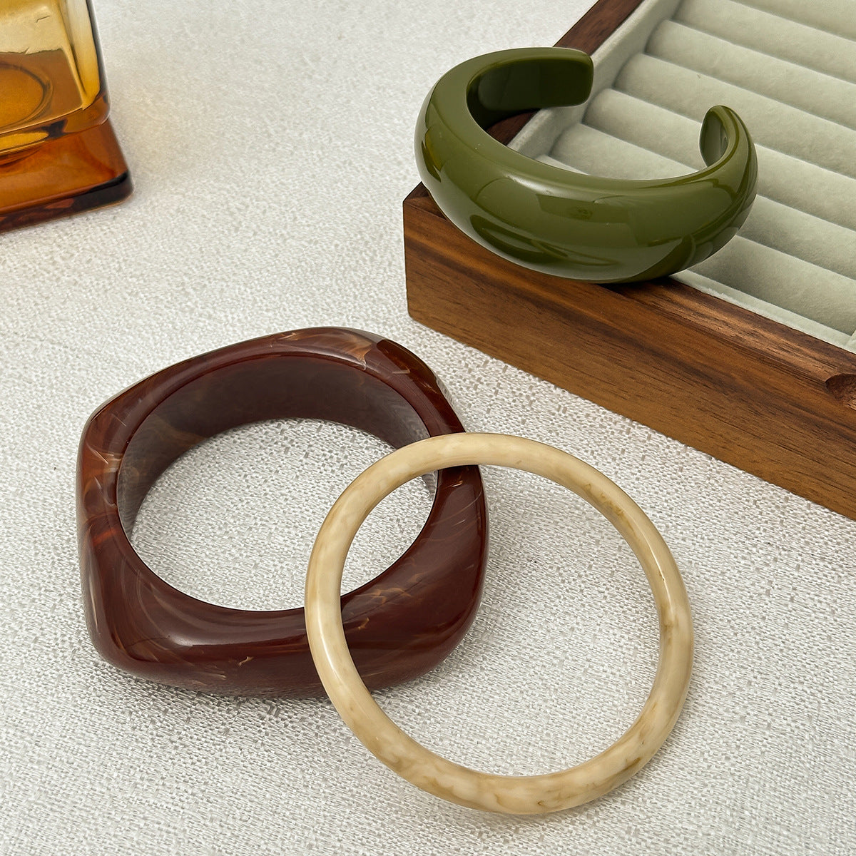 Bracciale rigido aperto minimalista in resina a forma di C con design geometrico irregolare per donna