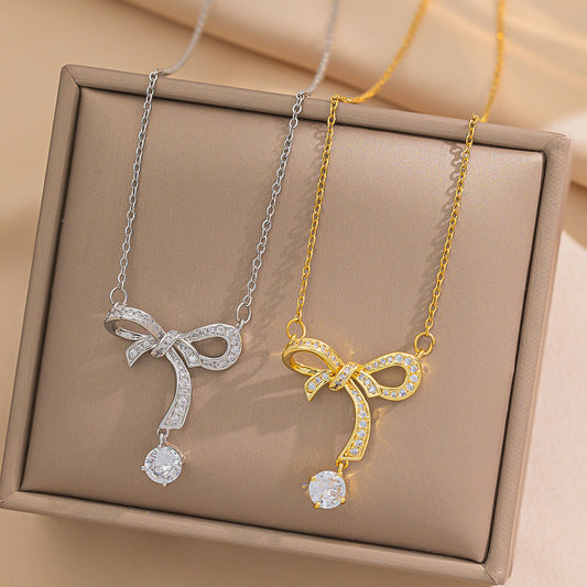 Collar con colgante minimalista de nudo geométrico para mujer en acero de titanio con incrustaciones de diamantes de imitación y acabado galvanizado en cadena de serpiente