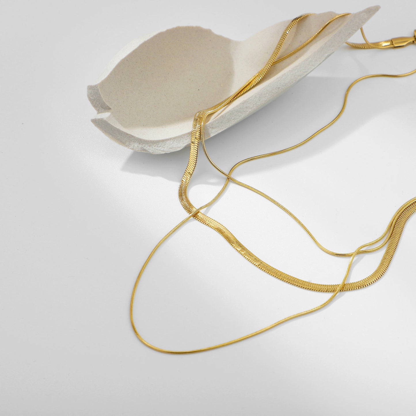 Collar de cadena de espina de serpiente de tres capas para mujer, diseño geométrico irregular, acero inoxidable con colgante de acero de titanio, chapado en oro de 14K, joyería de moda apilable