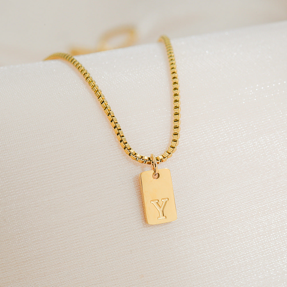 Collar con colgante de letra geométrica minimalista de acero inoxidable con baño de oro de 18 quilates para mujer