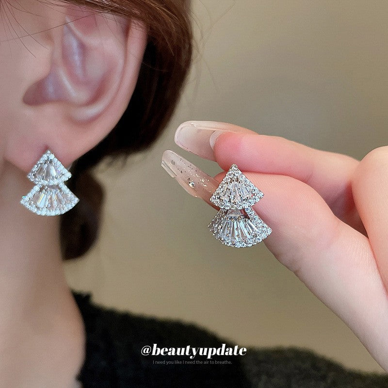 Pendientes de botón minimalistas florales de circonita en cobre chapado con postes de acero inoxidable para mujer