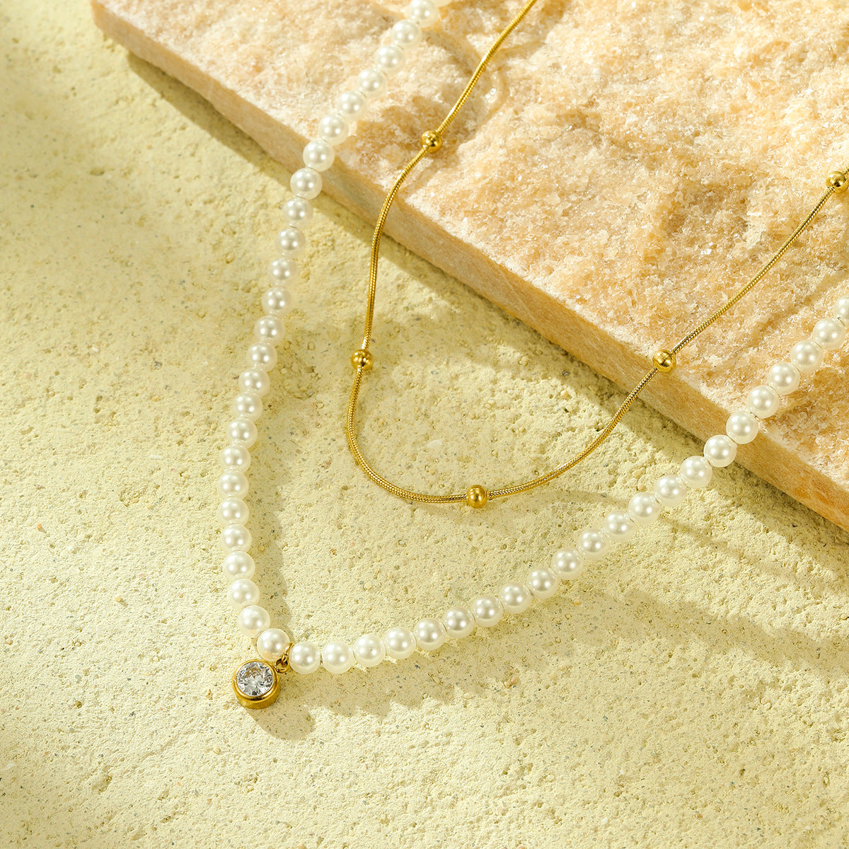 Collar de doble cadena de acero inoxidable chapado en oro de 18 quilates con perla y circonita para mujer