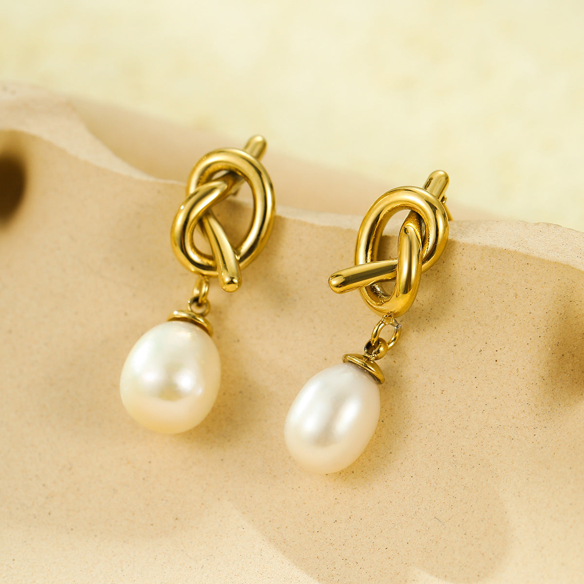 Pendientes de Nudo de Acero Inoxidable de Estilo Vintage con Acentos de Perlas para Mujer