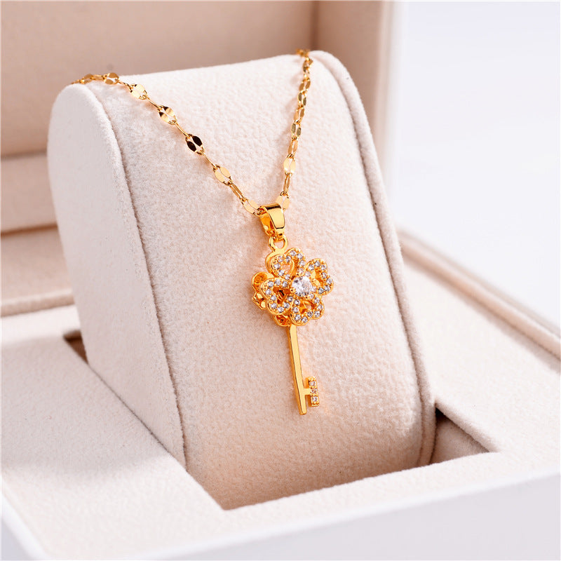Collana pendente con chiave girevole da donna in acciaio al titanio con zirconi micropavé su catena ondulata