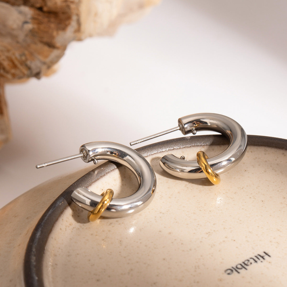 Pendientes Minimalistas de Acero Inoxidable con Letra C y Baño de Oro de 18K para Mujer
