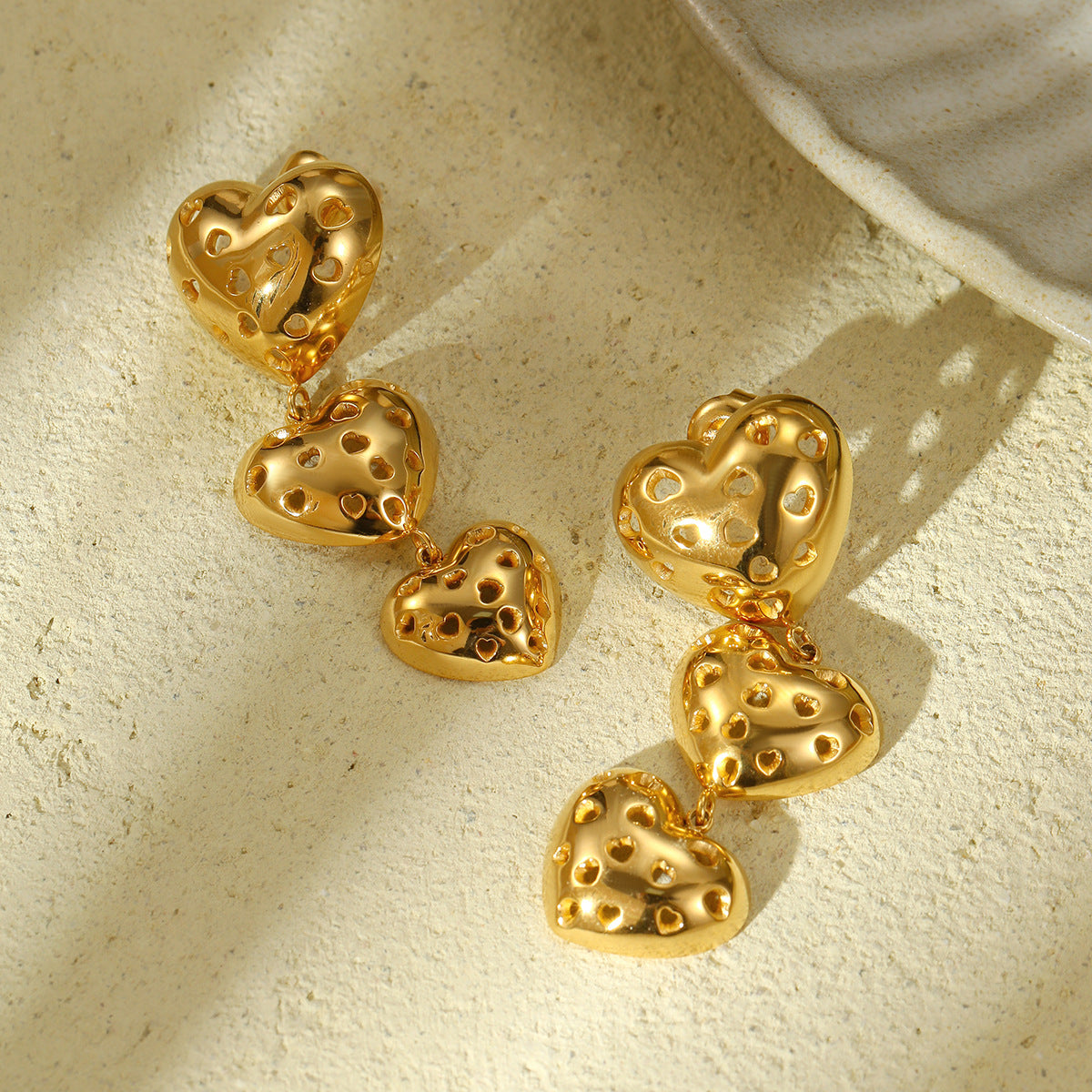 Orecchini da donna in acciaio inossidabile a forma di cuore, cavi e minimalisti, con dettagli sfrangiati e finitura placcata