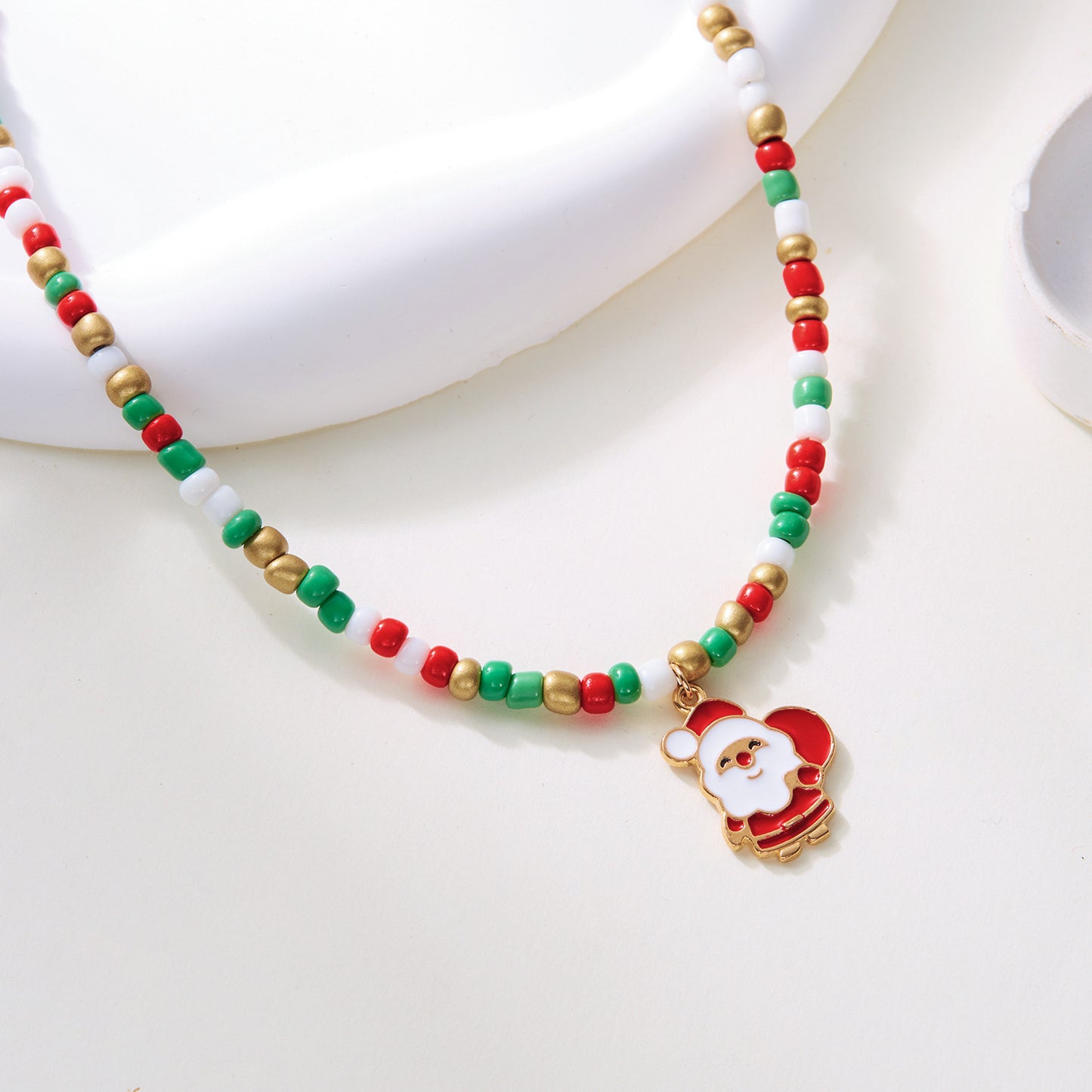 Collana alla moda con ciondoli a forma di albero di Natale e Babbo Natale, finitura smaltata, catena di perline, da donna