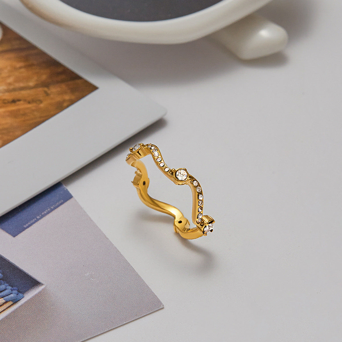 Anillo geométrico de acero inoxidable con incrustaciones de diamantes de imitación y acabado chapado para mujer, joyería de moda lista para la oficina