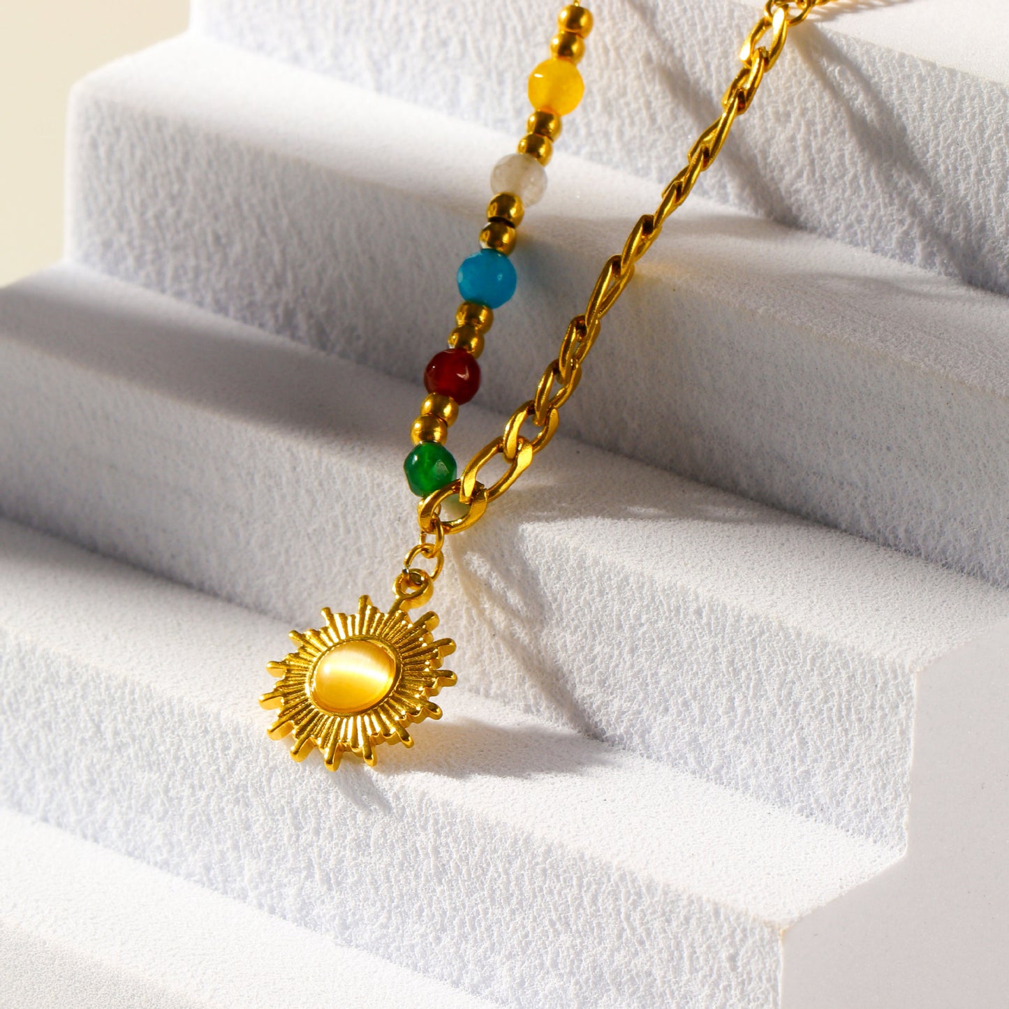 Collana pendente minimalista a forma di sole da donna in acciaio al titanio con placcatura in oro 18 carati e intarsio in pietra occhio di gatto