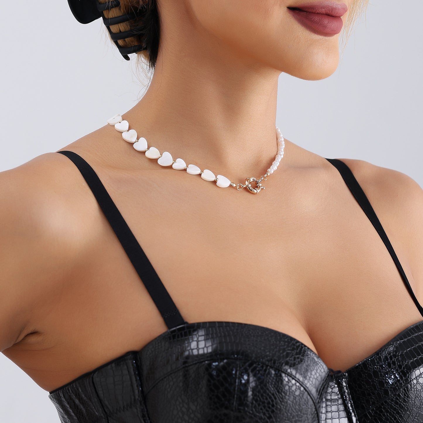 Collar con colgante en forma de corazón acrílico de una sola capa minimalista para mujer con detalles de concha y acabado galvanizado