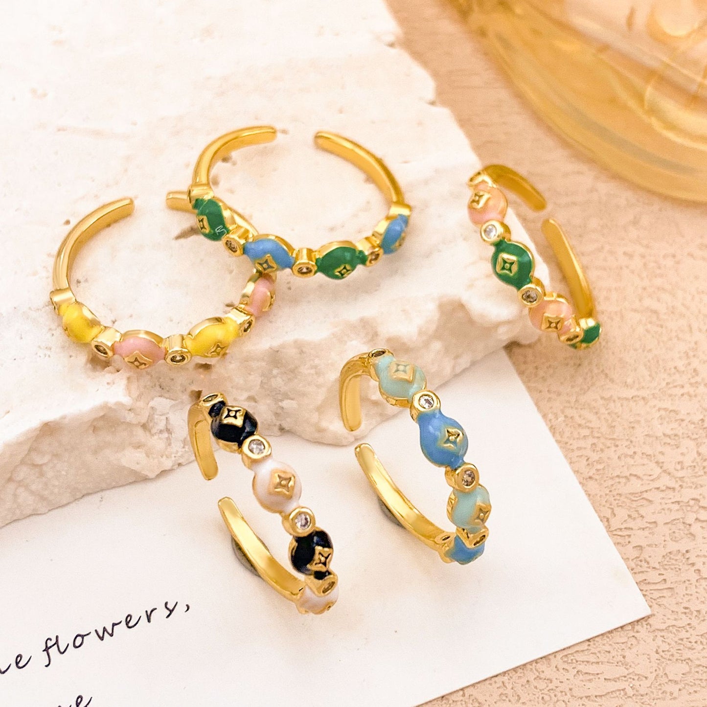 Anello in lega placcato oro con fiori a goccia smaltati per donna