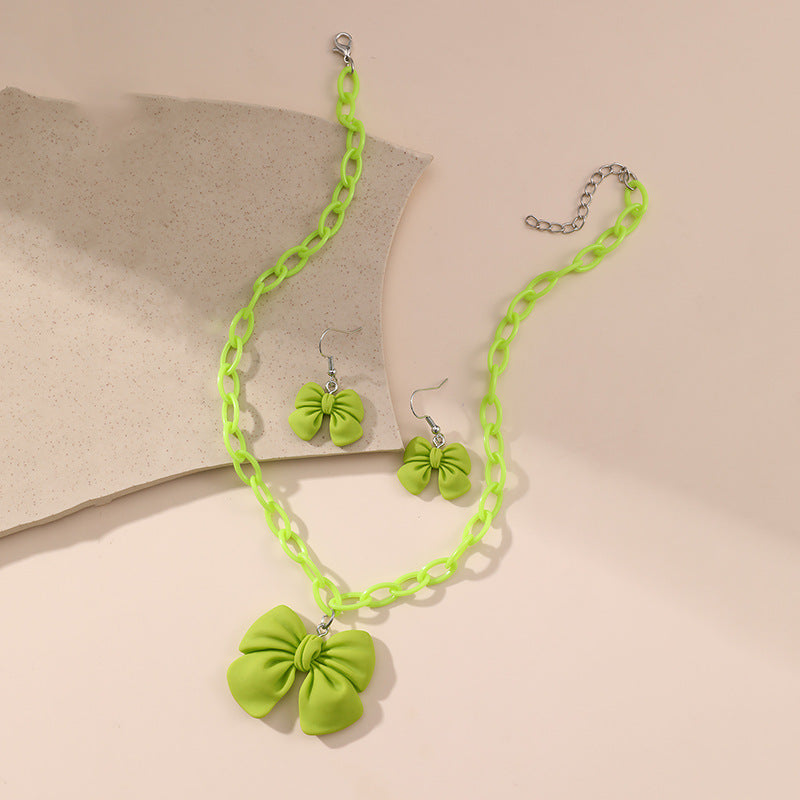 Juego de collar con diseño de lazo estilo dibujos animados para niños con colgante de resina hecho a mano y cadena de serpiente