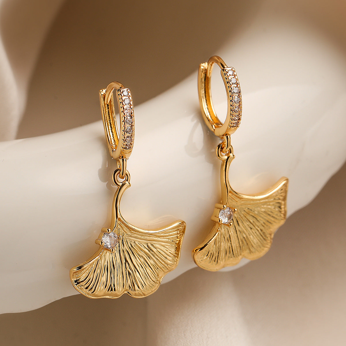 Orecchini da donna minimalisti in rame a forma di fiocco, placcati in oro vero e con intarsio in zircone