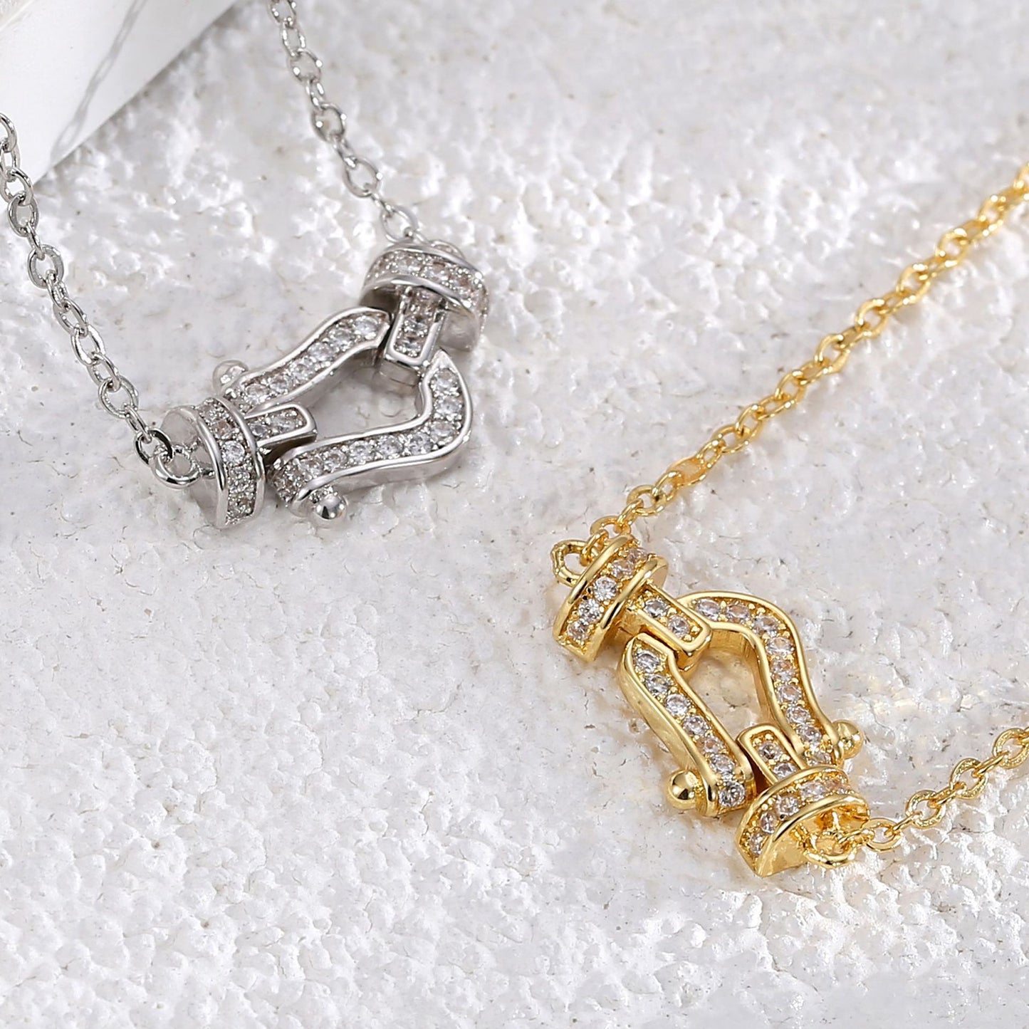 Collana Minimalista a Ferro di Cavallo a U in Acciaio al Titanio con Micro-Pavé di Strass su Catena a O per Donna e Uomo