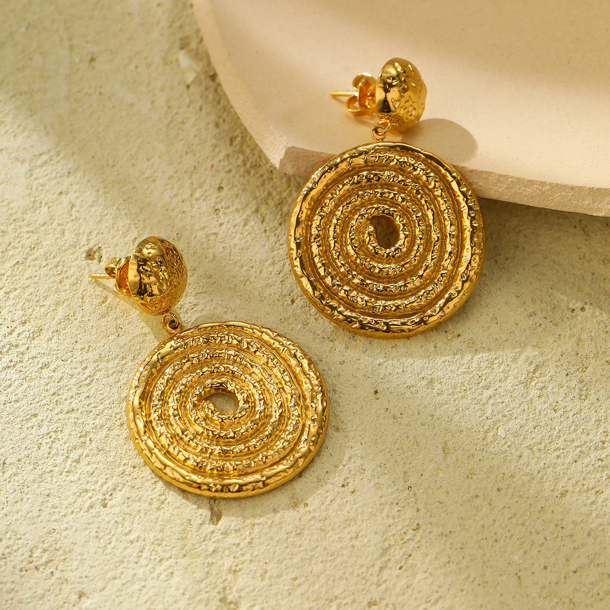 Pendientes de Acero de Titanio con Disco Espiral Hueco Estilo Vintage para Mujer con Acabado Chapado y Diseño Circular Minimalista