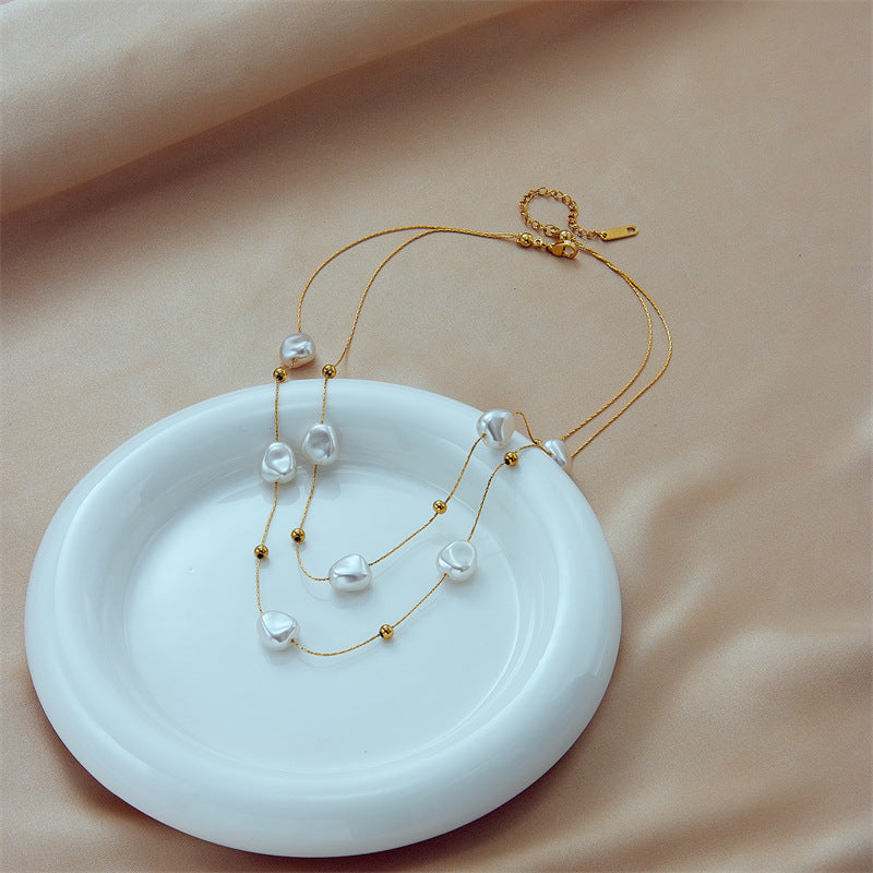 Collana Pendente Asimmetrica Geometria Stile Barocco Vintage in Acciaio al Titanio con Intarsio in Madreperla e Placcatura Oro