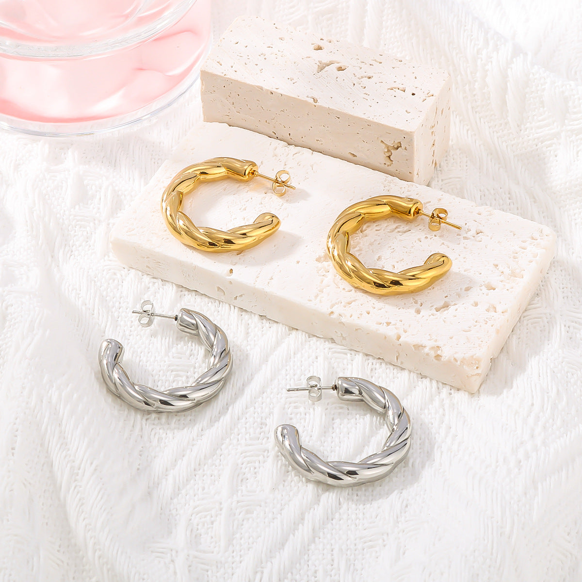Orecchini a Cerchio Geometrici a C da Donna in Acciaio Inossidabile con Finitura Placcata in Oro 18K Sottovuoto