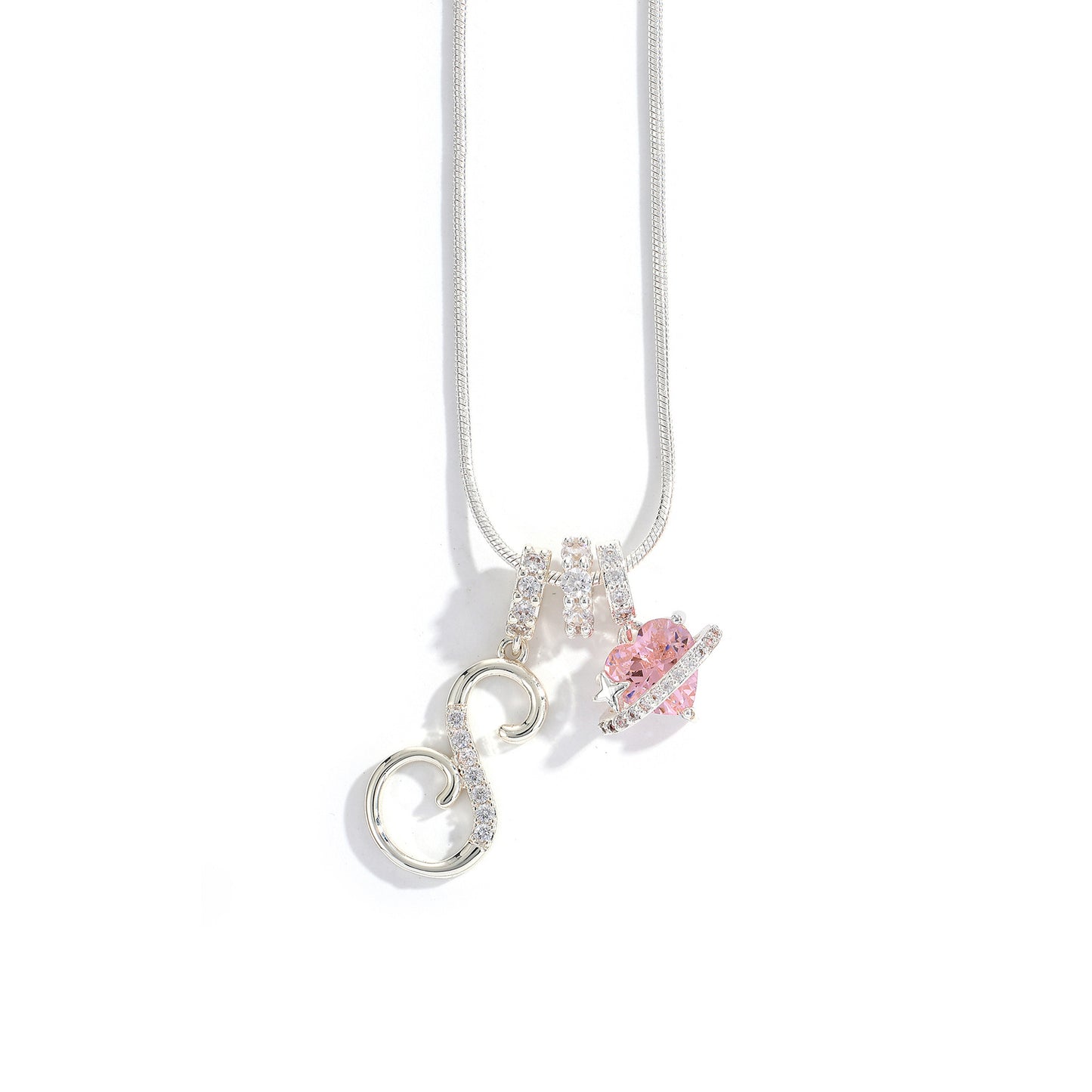 Collana con ciondolo a lettera minimalista in rame con intarsio di zirconi dal design geometrico per donna