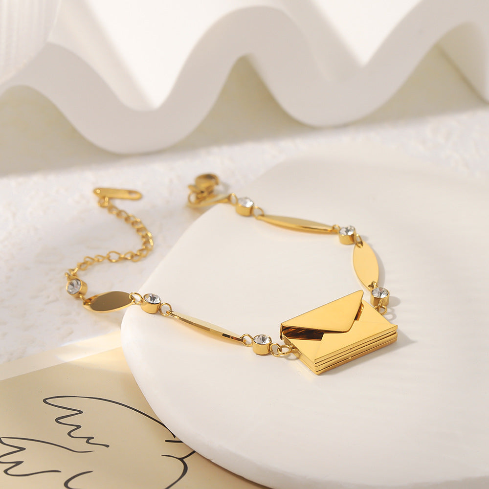 Bracciale Minimalista in Acciaio Inossidabile a Forma di Busta con Intarsio in Zircone e Placcatura in Oro 18K da Donna