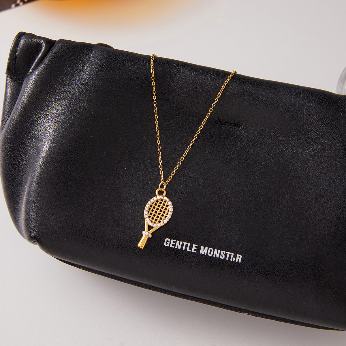 Collana con ciondolo a forma di racchetta da tennis in acciaio inossidabile con strass, design geometrico galvanizzato per donna