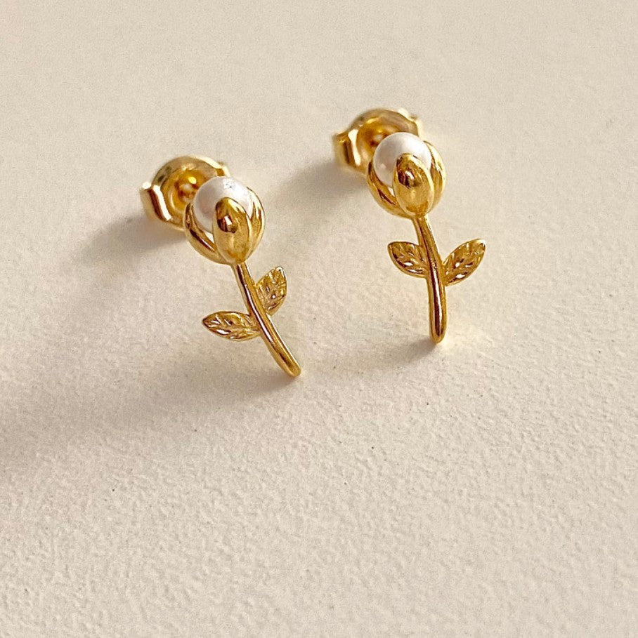 Orecchini minimalisti in argento Sterling 925 con perla a forma di lacrima e fiore intarsiato