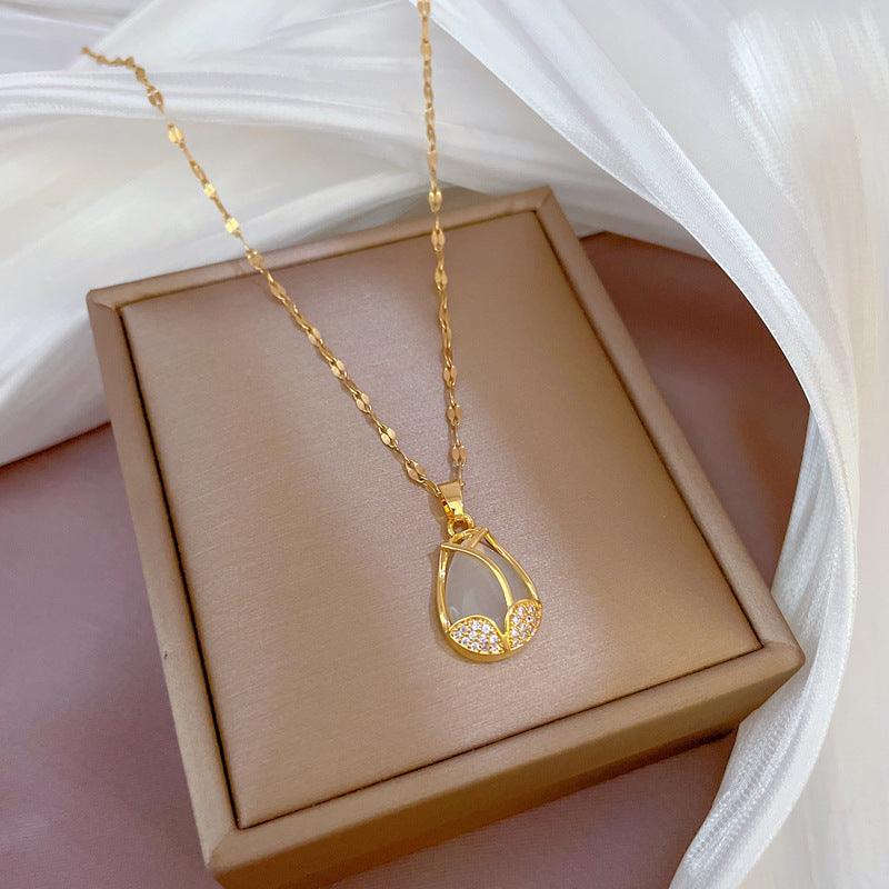 Collar de Acero de Titanio Geométrico con Zirconia Pavé Exótico de Lujo y Baño de Oro