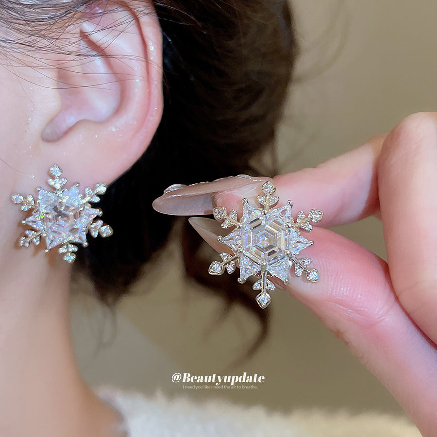 Elegantes pendientes geométricos en forma de copo de nieve con incrustaciones de circonia cúbica sobre postes de plata de ley 925 para mujer