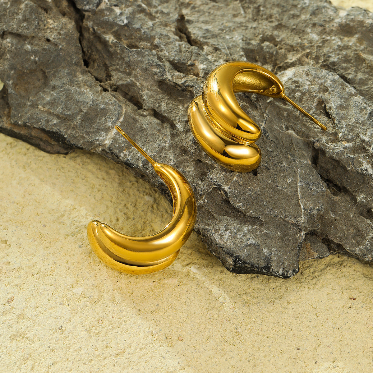 Aretes minimalistas huecos en forma de C de acero inoxidable con baño de oro de 18 quilates para mujer