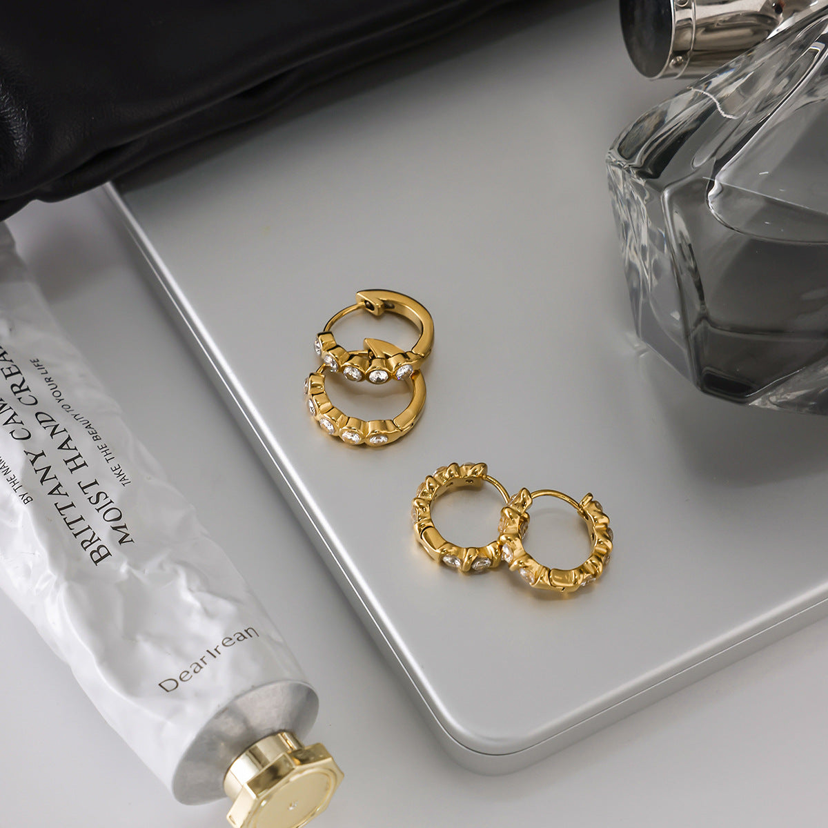 Orecchini a cerchio rotondi geometrici minimalisti in acciaio inossidabile con intarsio di strass da donna, ipoallergenici e resistenti allo sbiadimento