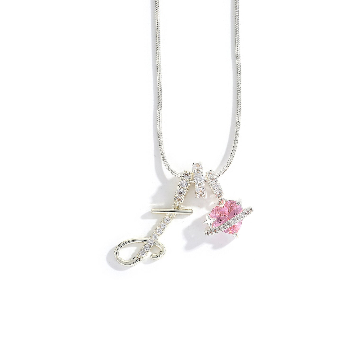 Collana con ciondolo a lettera minimalista in rame con intarsio di zirconi dal design geometrico per donna