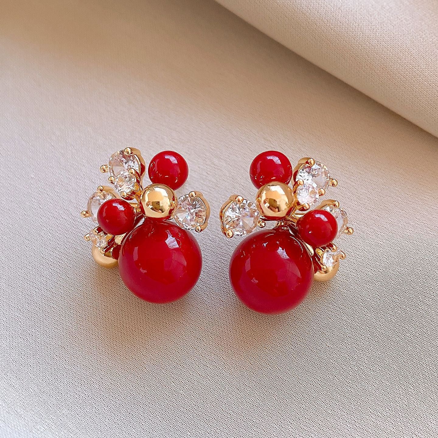Aretes de perla con flor geométrica minimalista de lujo, poste de acero bañado en oro de 18 quilates y circonitas para mujer
