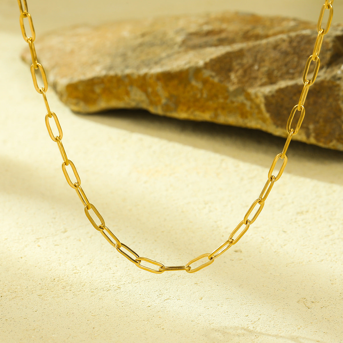 Collar de Hoja de Acero Inoxidable Minimalista para Mujer con Acabado Chapado y Cadena a la Altura de la Clavícula