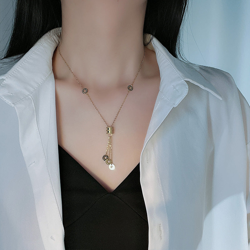 Collana Minimalista Geometrica in Acciaio al Titanio con Ciondolo Numeri Romani Placcato Oro per Donna e Uomo