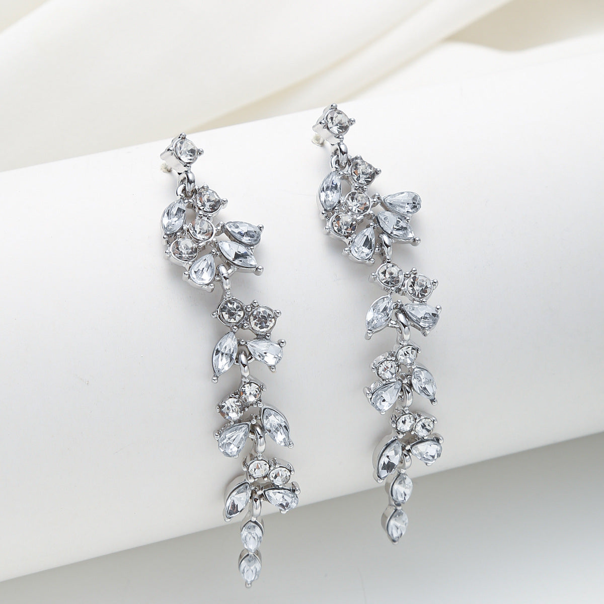 Pendientes Minimalistas de Borla de Estilo Coreano con Tachuelas de Aleación en Forma Floral con Incrustaciones de Zirconia