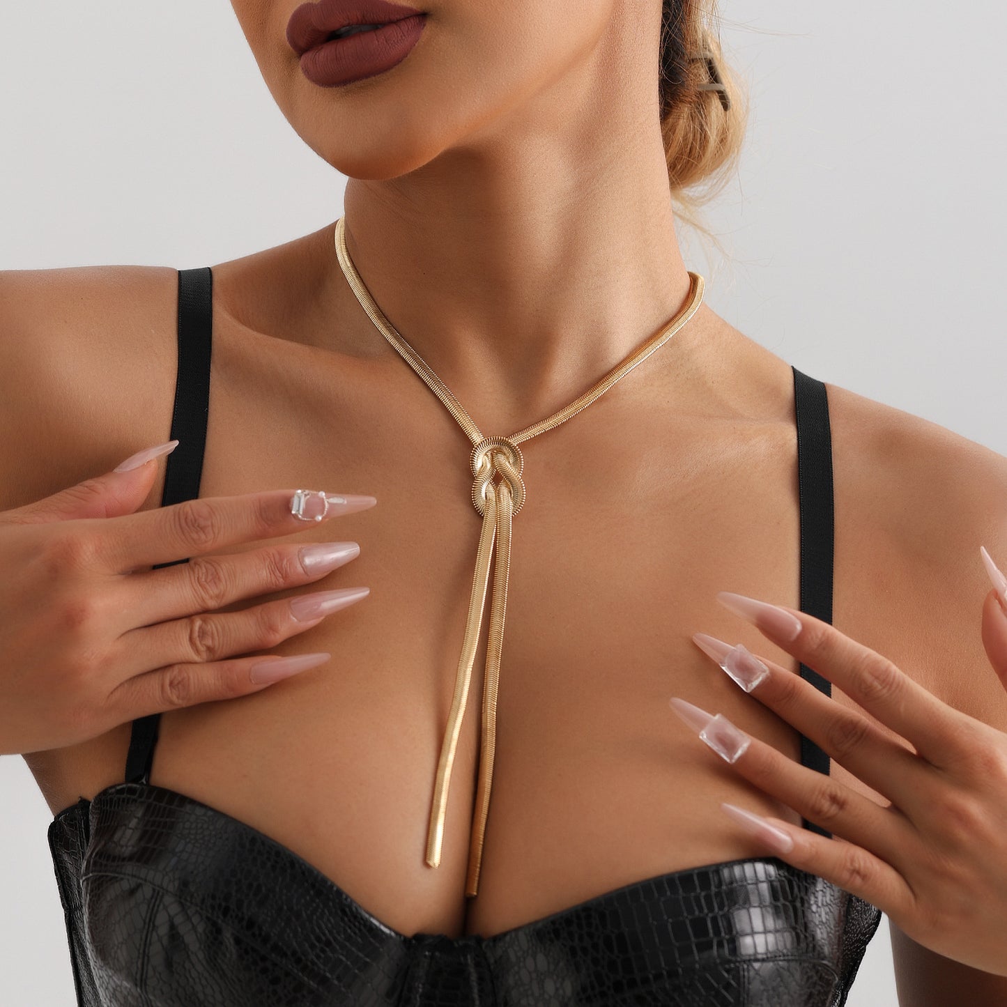 Fashionable Geometric Knot Snake Chain Necklace for Women with Metallic Finish and Electroplated Surface