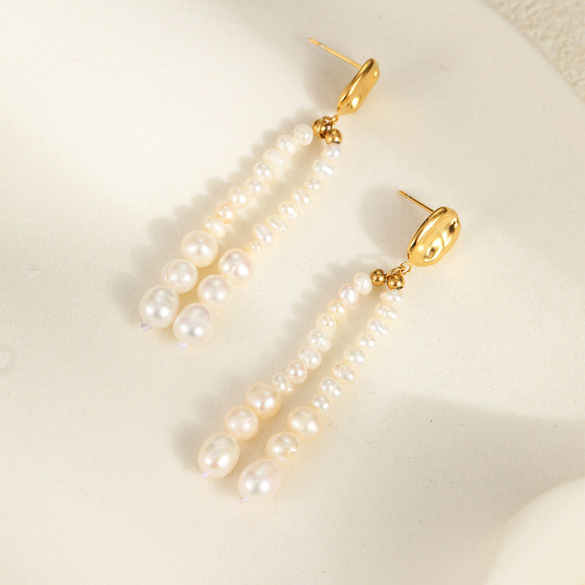Aretes colgantes geométricos elegantes con perlas de agua dulce en acero inoxidable con baño de oro de 18 quilates para mujer
