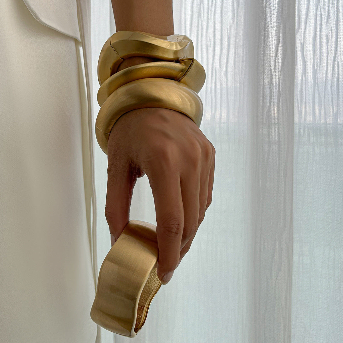 Pulsera Metálica de Círculo Irregular Estilo Punk con Acabado Mate y Cierre de Resorte