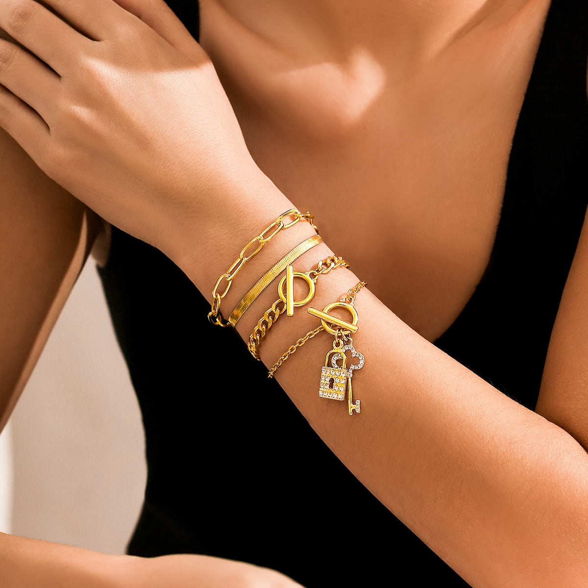 Sweet-Edgy Geometric Lock-Shaped Alloy Bracelet with Rhinestone Inlay on Snake Chain for Women
