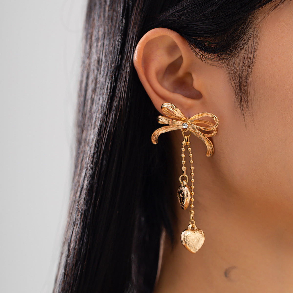 Pendientes largos minimalistas con borlas en forma de corazón y detalle de lazo en aleación chapada para mujer