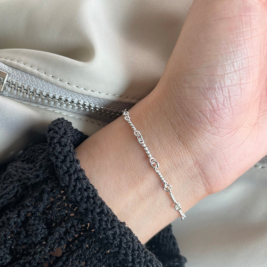 Pulsera minimalista de alambre trenzado para mujer en plata de ley 925 con acabado chapado